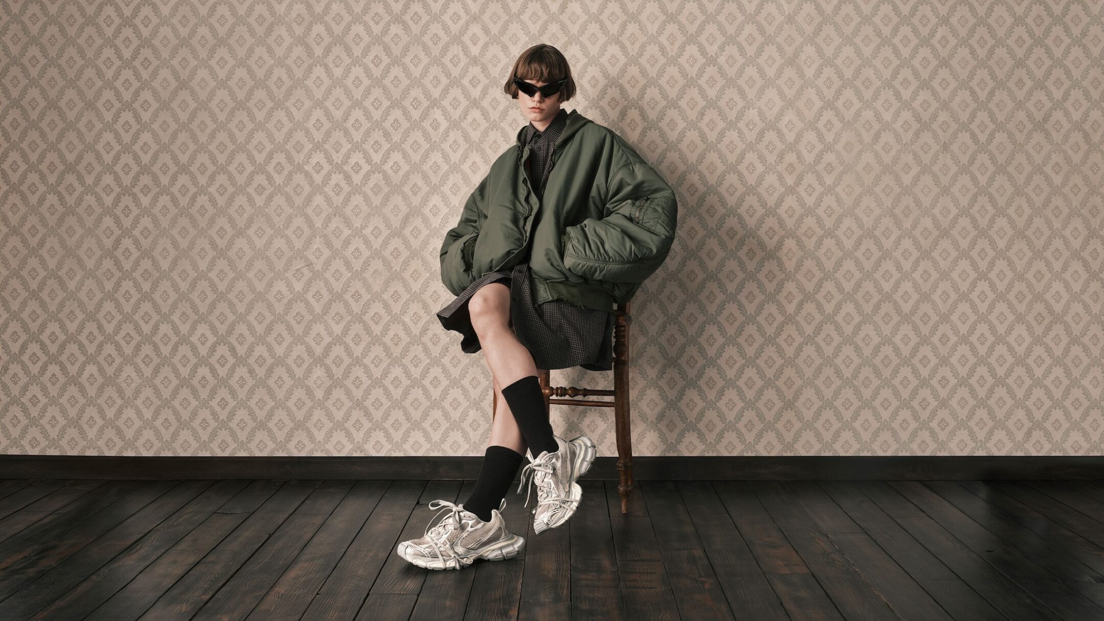 逆説的に現像された質量を持たないモード、BALENCIAGA